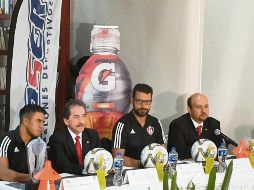 Albert Espigares (tercero de izquierda a derecha), mandamás en la cantera de los Zorros, considera que el trabajo en esa área es el adecuado, a pesar de que hace tiempo no destaca un jugador salido del club. EL INFORMADOR / J. Robles