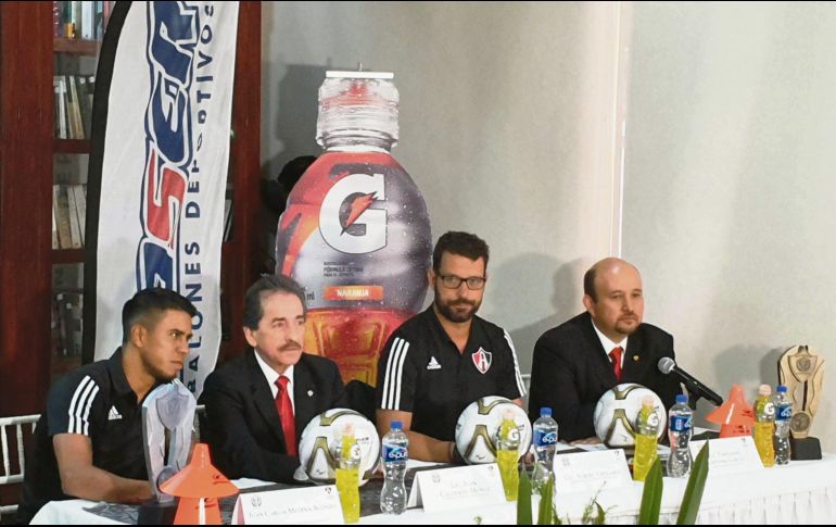 Albert Espigares (tercero de izquierda a derecha), mandamás en la cantera de los Zorros, considera que el trabajo en esa área es el adecuado, a pesar de que hace tiempo no destaca un jugador salido del club. EL INFORMADOR / J. Robles