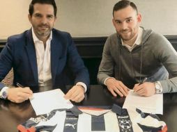 Duilio Davino, presidente deportivo de los Rayados firmó el acuerdo con Janssen (der.), quien proviene de la Liga Premier. INSTAGRAM / @rayados