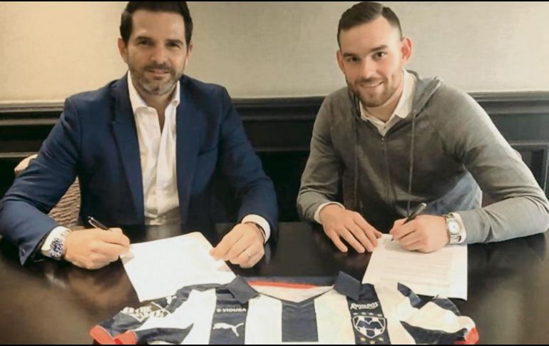 Duilio Davino, presidente deportivo de los Rayados firmó el acuerdo con Janssen (der.), quien proviene de la Liga Premier. INSTAGRAM / @rayados