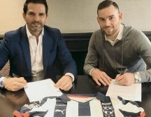 Duilio Davino, presidente deportivo de los Rayados firmó el acuerdo con Janssen (der.), quien proviene de la Liga Premier. INSTAGRAM / @rayados