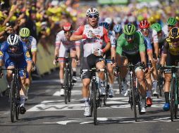 Caleb Ewan volvió a imponer condiciones en un sprint, ayer en la decimosexta etapa del Tour. AFP / M. Bertorello