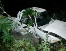 Las autoridades comenzaron con las maniobras para extraer el cuerpo y el vehículo de la barranca en coordinación con Protección Civil de Tuxpan. TWITTER / @PCJalisco