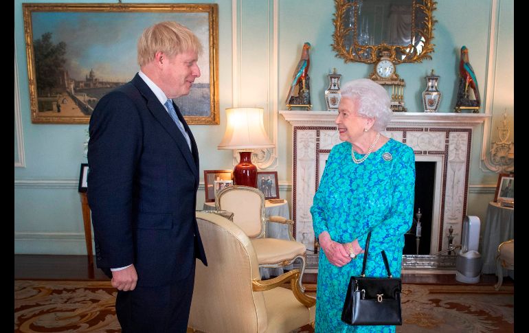 Johnson fue investido por la reina Isabel II en una audiencia en el palacio de Buckingham, en Londres.