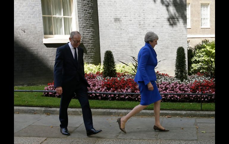 Theresa May sale de la residencia de Downing Street con su esposo Philip May.