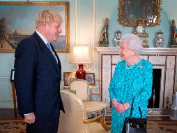 Johnson fue investido por la reina Isabel II en una audiencia en el palacio de Buckingham, en Londres.