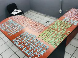 Al revisarlos encontraron que cargaban en una bolsa un total de 556 dosis de lo droga, entre crystal, cocaína y piedra base. ESPECIAL/