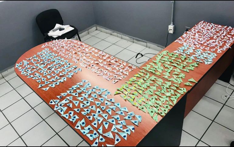 Al revisarlos encontraron que cargaban en una bolsa un total de 556 dosis de lo droga, entre crystal, cocaína y piedra base. ESPECIAL/