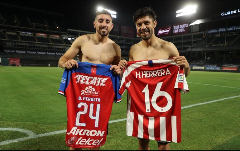 Herrera (I) y Peralta (D) formaron parte del plantel que ganó el oro olímpico en Londres 2012. TWITTER/@Chivas