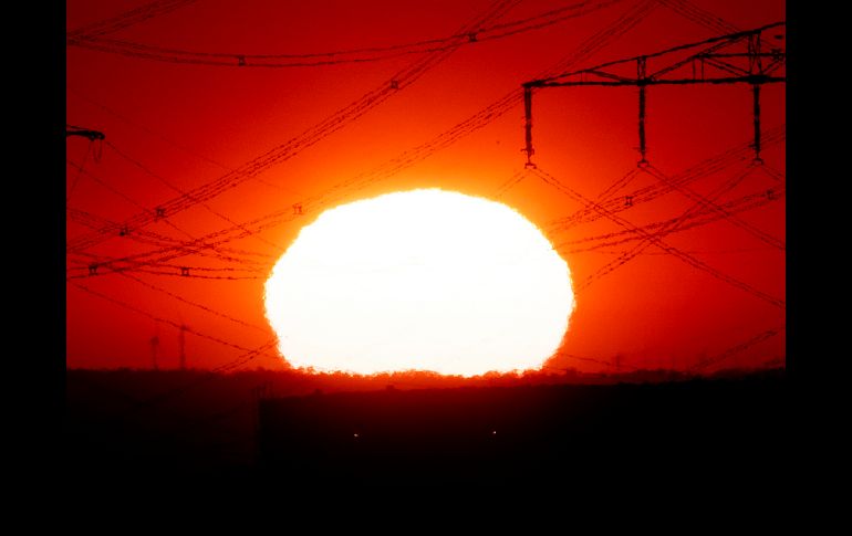 El Sol al amanecer en Fráncfort. Alemania registró un récord absoluto de calor este miércoles con una temperatura de 40.5 °C .