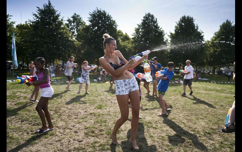 Jóvenes juegan con pistolas de agua en La Haya, Holanda.