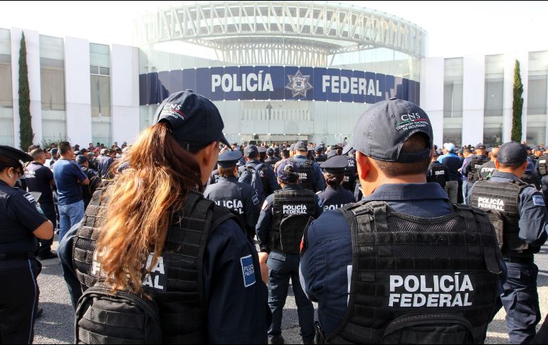 Los inconformes lanzan consignas y elevan pancartas para exigir que se respeten sus derechos laborales. EFE/ARCHIVO