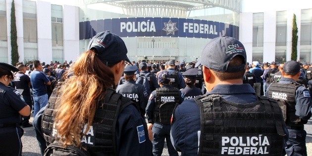 Polic&iacute;as federales protestan frente a la Segob
