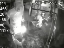 El delincuente sacó un arma de fuego con la que apuntó al chofer para que le entregara el dinero. ESPECIAL