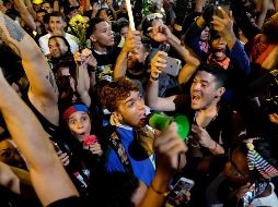 Ciudadanos celebran el mensaje de renuncia de Roselló, quien perdió todo apoyo tras la publicación de una conversación privada donde abundaban las ofensas. AFP/R. Arduengo