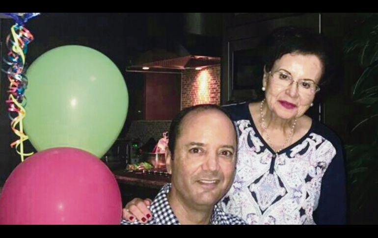 Elio García en su cumpleaños, aquí con su mamá Susa Rodríguez.