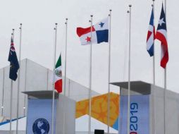 Parte de la delegación mexicana presenció el izamiento de la Bandera tricolor. EL UNIVERSAL