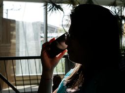 La Policía Federal recomienda que, si recibe una llamada de amenazas, cuelgue y denuncie de inmediato. NOTIMEX/Archivo