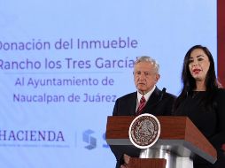 Ante la presidenta municipal de Naucalpan Patricia Durán, López Obrador destacó que contuinará con las subastas y la entrega de recursos de manera transparente. NTX / G. Granados