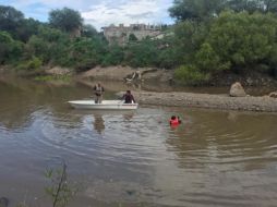 Elementos de Protección Civil Jalisco realizaron la búsqueda de los cuerpos con ganchos, realizando inmersiones y con búsqueda pie tierra bordeando el río. ESPECIAL / Protección Civil Jalisco