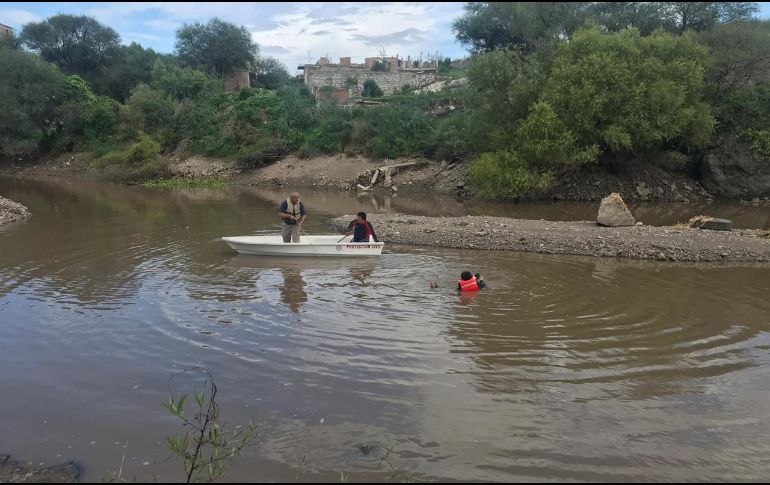 Elementos de Protección Civil Jalisco realizaron la búsqueda de los cuerpos con ganchos, realizando inmersiones y con búsqueda pie tierra bordeando el río. ESPECIAL / Protección Civil Jalisco