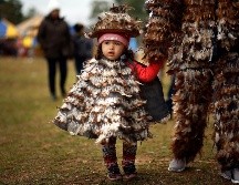 Los devotos del fraile no dudan en celebrar los milagros que le atribuyen disfrazados con plumas de ave. AP/J. Saenz