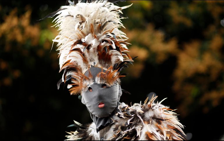 Los devotos del fraile no dudan en celebrar los milagros que le atribuyen disfrazados con plumas de ave. AP/J. Saenz