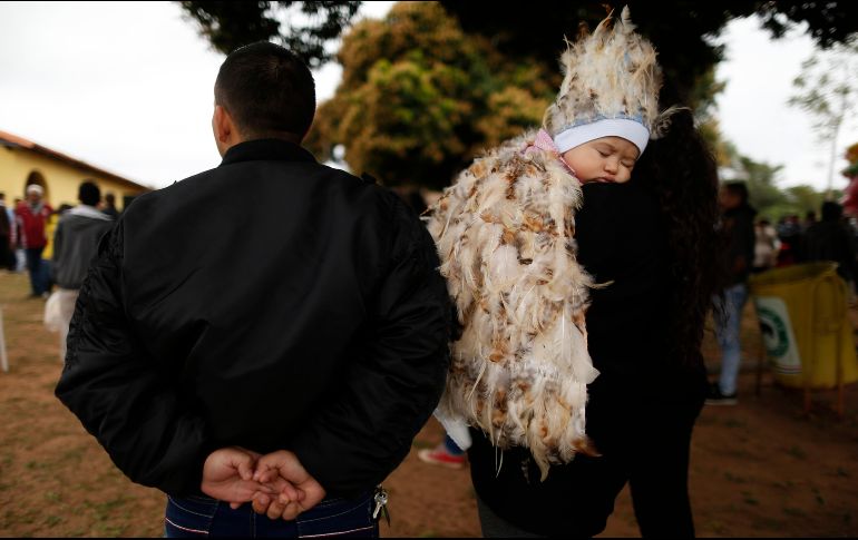 Los devotos del fraile no dudan en celebrar los milagros que le atribuyen disfrazados con plumas de ave. AP/J. Saenz