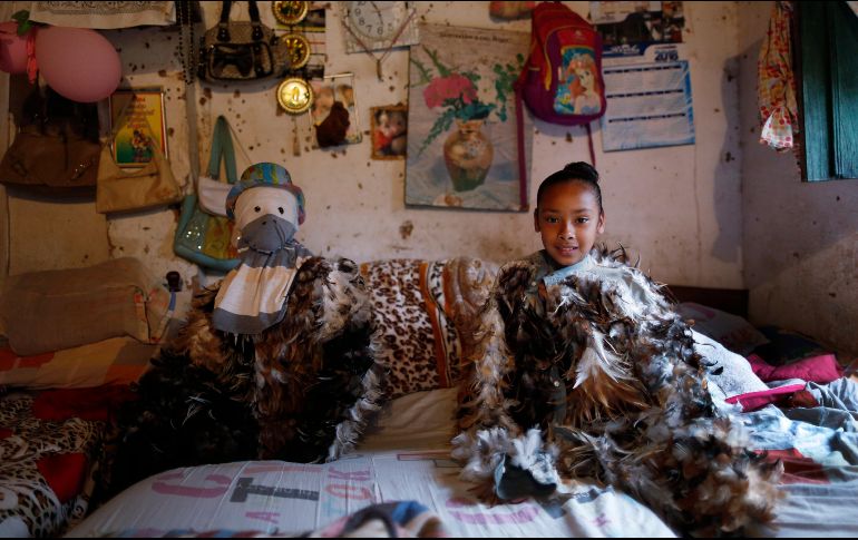 Los devotos del fraile no dudan en celebrar los milagros que le atribuyen disfrazados con plumas de ave. AP/J. Saenz