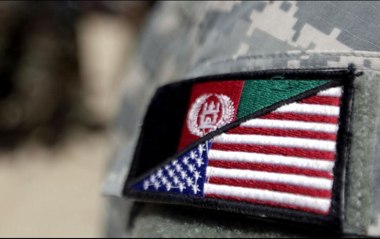Un intérprete muestra un parche con las banderas afganas y estadounidenses en un puesto de avanzada de combate en Nolen, a las afueras de Jellawar, Afganistán. AFP/P. Baz