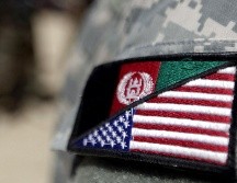 Un intérprete muestra un parche con las banderas afganas y estadounidenses en un puesto de avanzada de combate en Nolen, a las afueras de Jellawar, Afganistán. AFP/P. Baz
