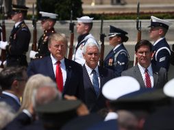 Donald Trump (i a d), Mike Pence y Mark Esper en la ceremonia en honor de este último como nuevo secretario de Defensa, en Arlington, Virginia. AFP/M. Wilson