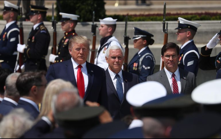 Donald Trump (i a d), Mike Pence y Mark Esper en la ceremonia en honor de este último como nuevo secretario de Defensa, en Arlington, Virginia. AFP/M. Wilson