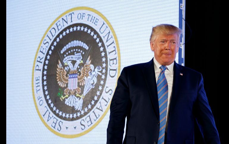 El escudo modificado se mostró durante el discurso de Donald Trump el martes. AP/ARCHIVO