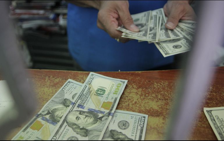 El billete verde se compró en un precio mínimo de 17.90 pesos en sucursales bancarias capitalinas. EL INFORMADOR/ARCHIVO