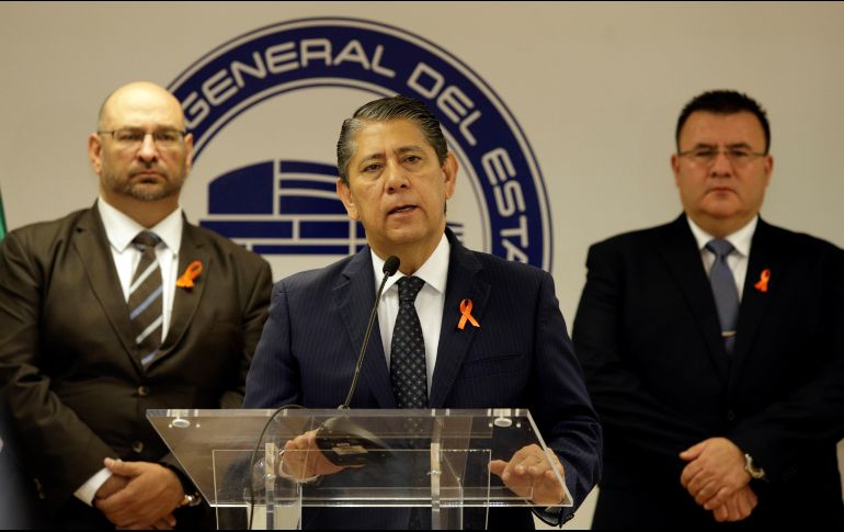 El fiscal del estado de Puebla, Gilberto Higera (c), ofrece una rueda de prensa este jueves. EFE/H. Ríos