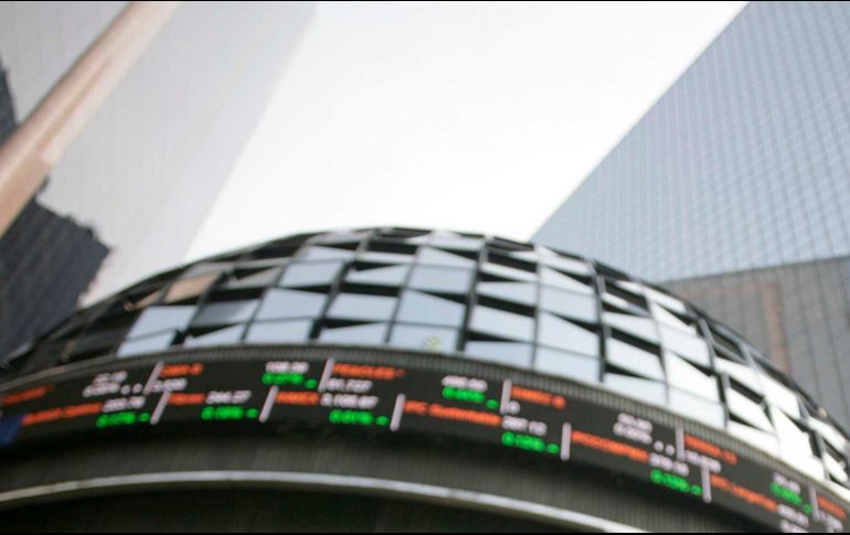 En la sesión de este jueves se negoció un volumen de 296.7 millones de títulos por un importe de 18 mil 763 millones de pesos. SUN/ARCHIVO