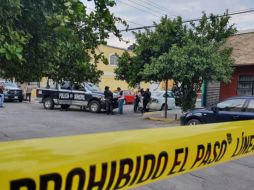 El auto impactó a las unidades y los sujetos se echaron a correr, pero oficiales lograron darles alcance y someterlos. EL INFORMADOR / S. Blanco