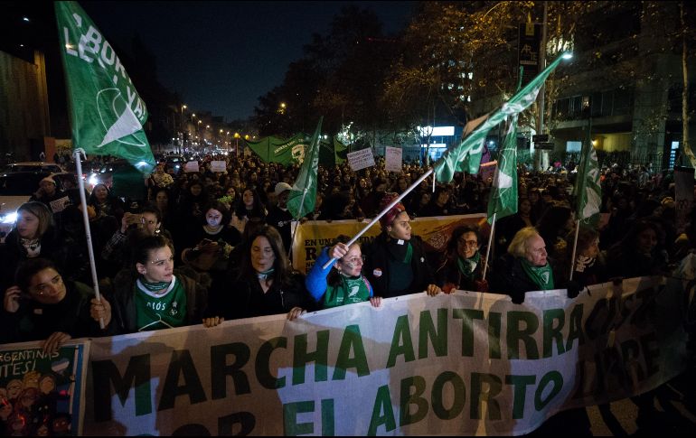 Manifestantes participan este jueves en una marcha a favor del aborto. EFE / A. Valdés