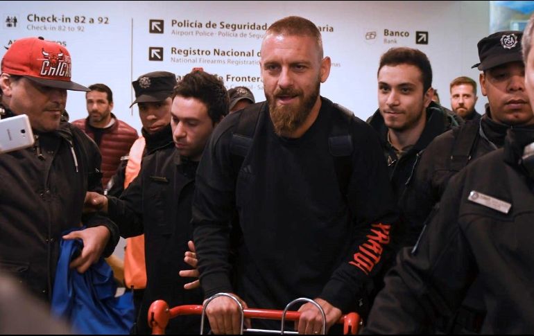 De Rossi se sometió a una revisión médica en una clínica privada y por la tarde se trasladó a Boca. EFE / B. Carlos