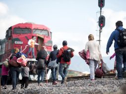 Familias de migrantes centroamericanos intentan subirse a la “Bestia” en Saltillo, Coahuila, con destino a sus países. EFE/M. Sierra