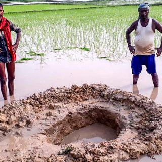 Huyen por la caída de un posible meteorito en India