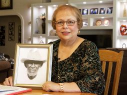 Arlinda Valencia muestra una foto de su bisabuelo, Longino Flores, asesinado a los 44 años en la matanza de Porvenir. AP/C. Attanasio