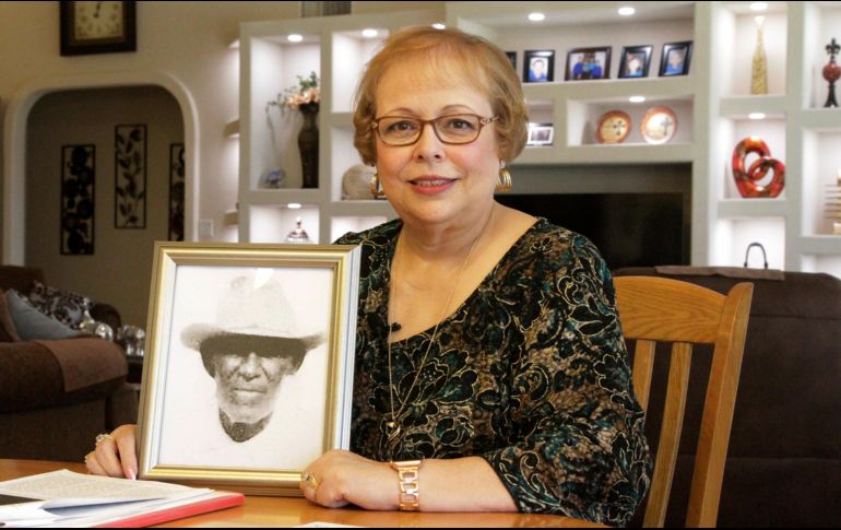 Arlinda Valencia muestra una foto de su bisabuelo, Longino Flores, asesinado a los 44 años en la matanza de Porvenir. AP/C. Attanasio