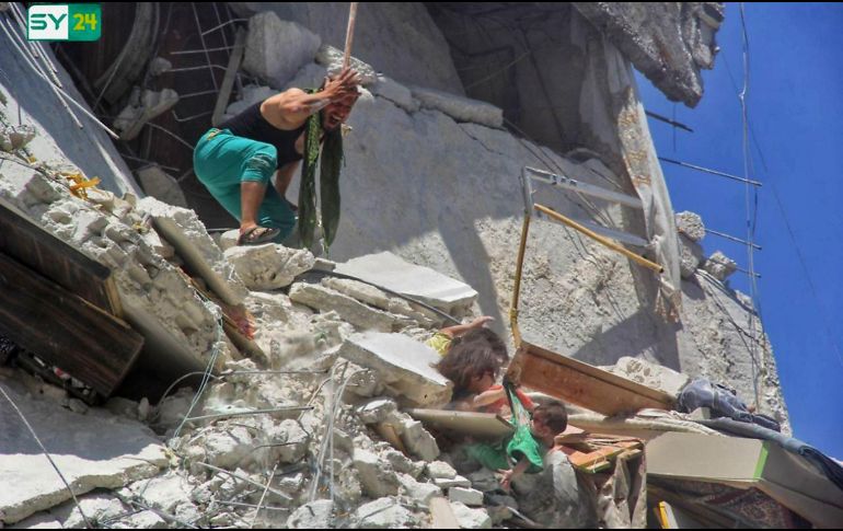La dramática escena tuvo lugar el miércoles en Ariha, ciudad de la provincia de Idlib. AFP/SY24