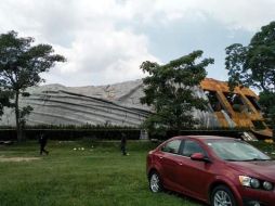 El derrumbe pudo ocurrir por falta de mantenimiento de las estructuras o corrosión, consideran rescatistas. TWITTER/@vialhermes