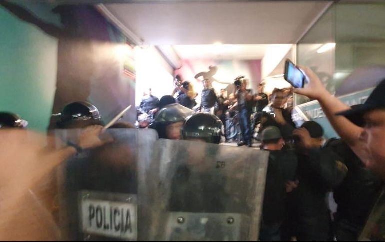 Autoridades detuvieron a jóvenes que impedían que se cerraran las puertas de cristal de acceso del tren; varias personas bloquearon la avenida Juárez a su cruce con Ramón Corona para exigir su liberación. EL INFORMADOR/P. López