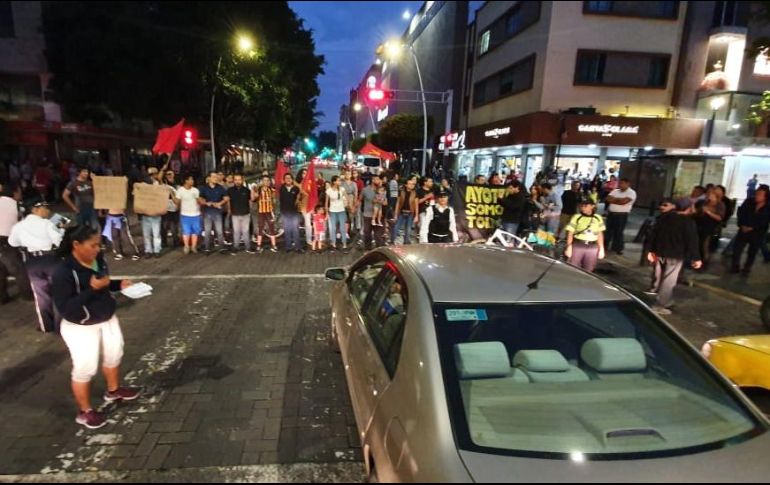 Autoridades detuvieron a jóvenes que impedían que se cerraran las puertas de cristal de acceso del tren; varias personas bloquearon la avenida Juárez a su cruce con Ramón Corona para exigir su liberación. EL INFORMADOR/G. Gallo