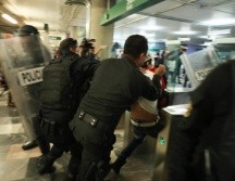Autoridades detuvieron a jóvenes que impedían que se cerraran las puertas de cristal de acceso del tren; varias personas bloquearon la avenida Juárez a su cruce con Ramón Corona para exigir su liberación. EL INFORMADOR/P. López