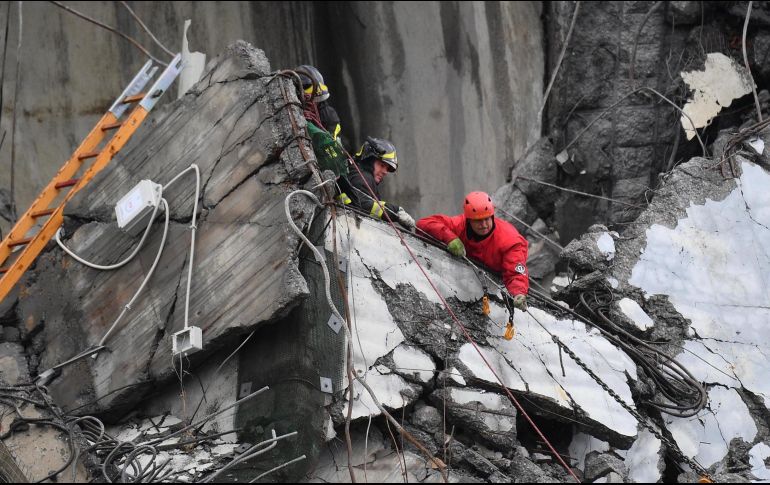 Sobre la estructura que colapsó, situada a 2.5 metros sobre el piso principal, había un centenar de personas. EFE/ARCHIVO